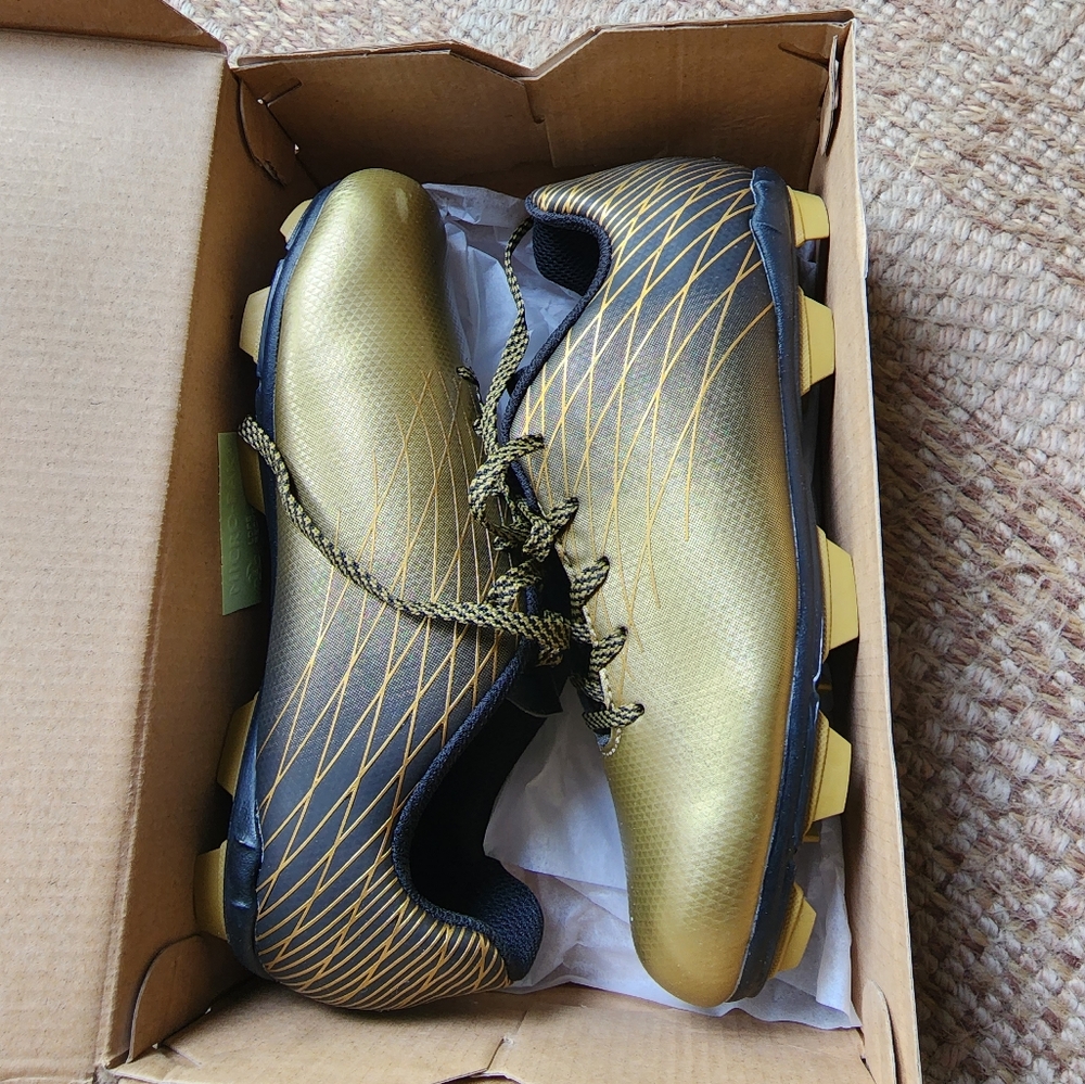 Big kids soccer cleats, size 3